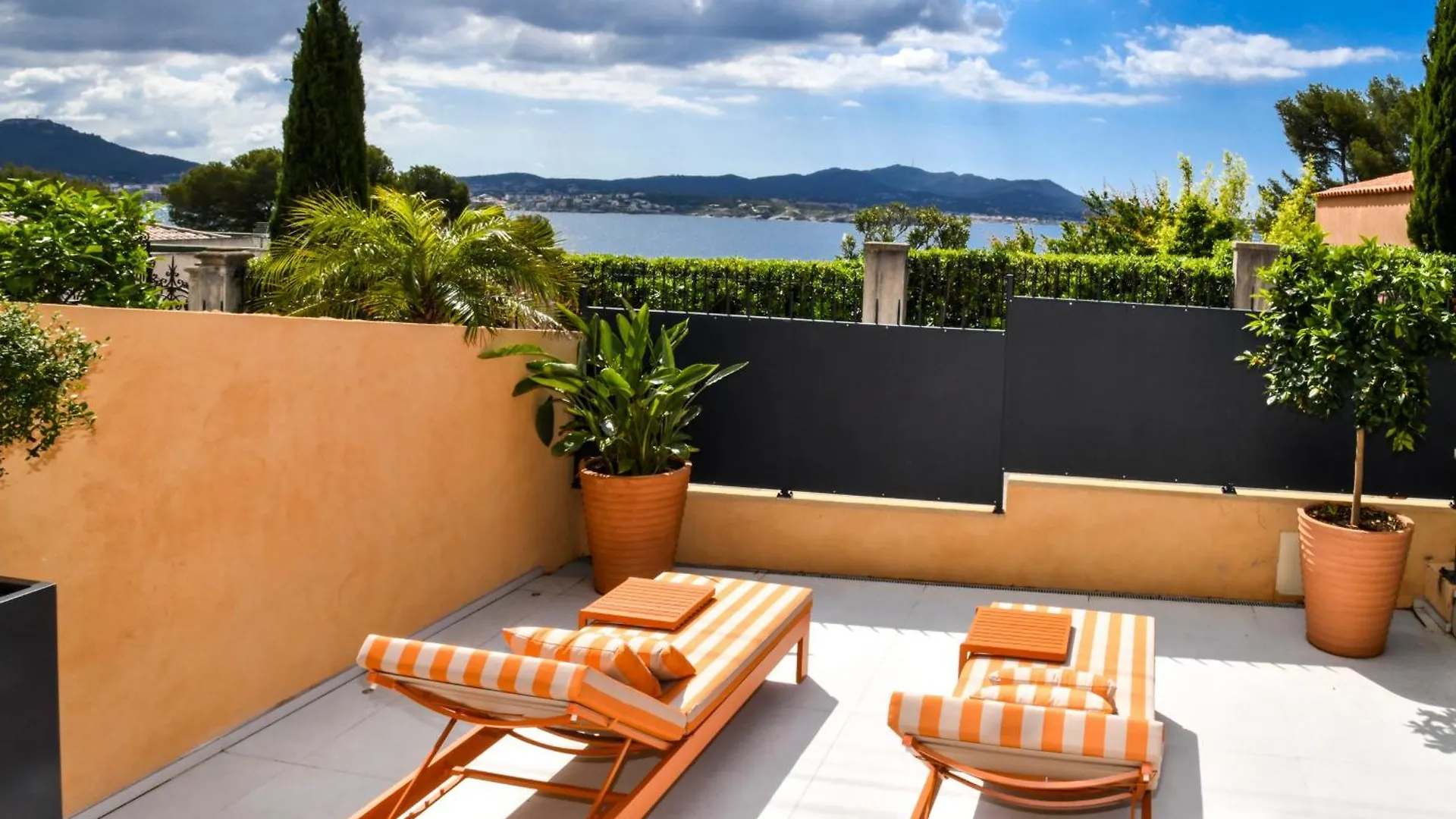 A 5 Min A Pied De La Plage Et 10 Min Du Port, T2 Vue Mer Avec Vaste Terrasse Et Parking Prive - Prestations Haut De Gamme Санари-сюр-Мер