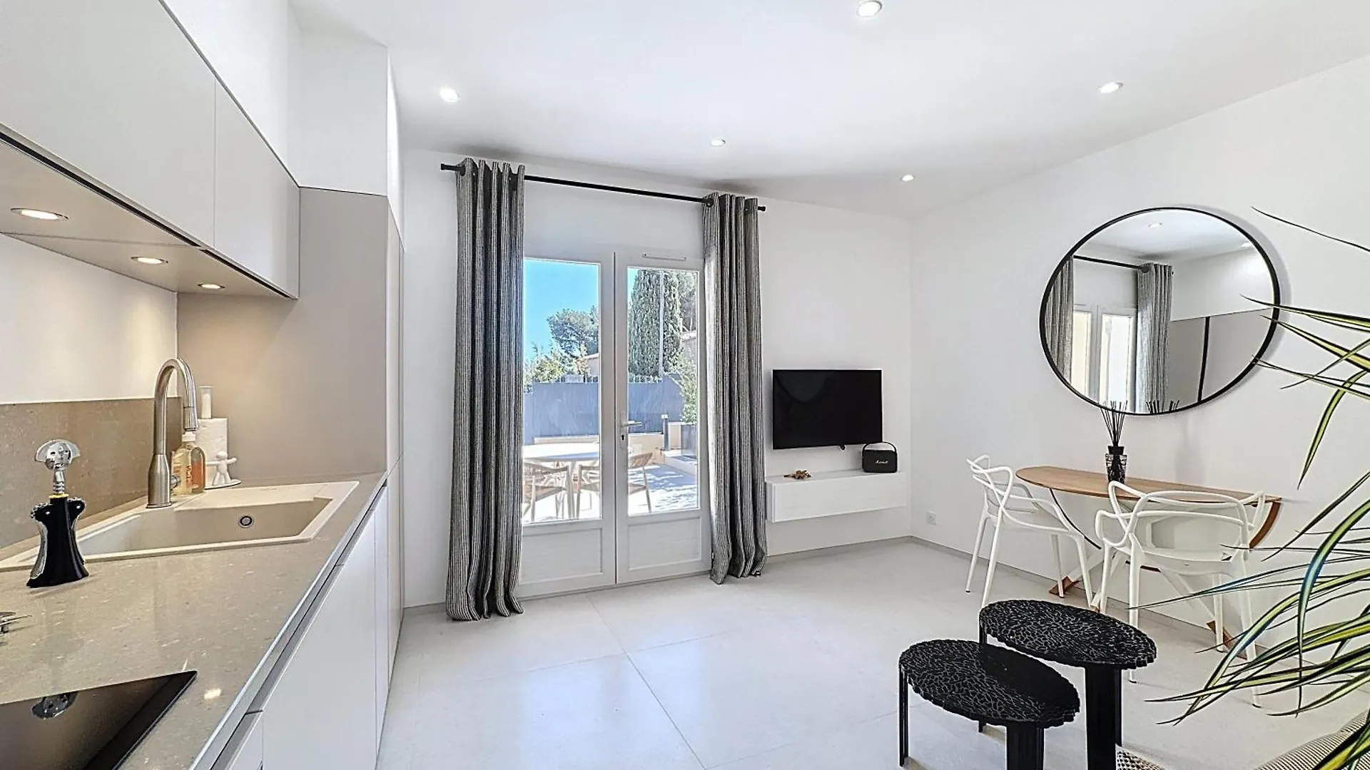A 5 Min A Pied De La Plage Et 10 Min Du Port, T2 Vue Mer Avec Vaste Terrasse Et Parking Prive - Prestations Haut De Gamme Sanary-sur-Mer