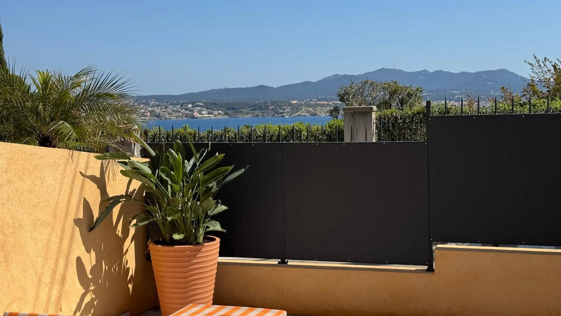 A 5 Min A Pied De La Plage Et 10 Min Du Port, T2 Vue Mer Avec Vaste Terrasse Et Parking Prive - Prestations Haut De Gamme Sanary-sur-Mer 0*,  France