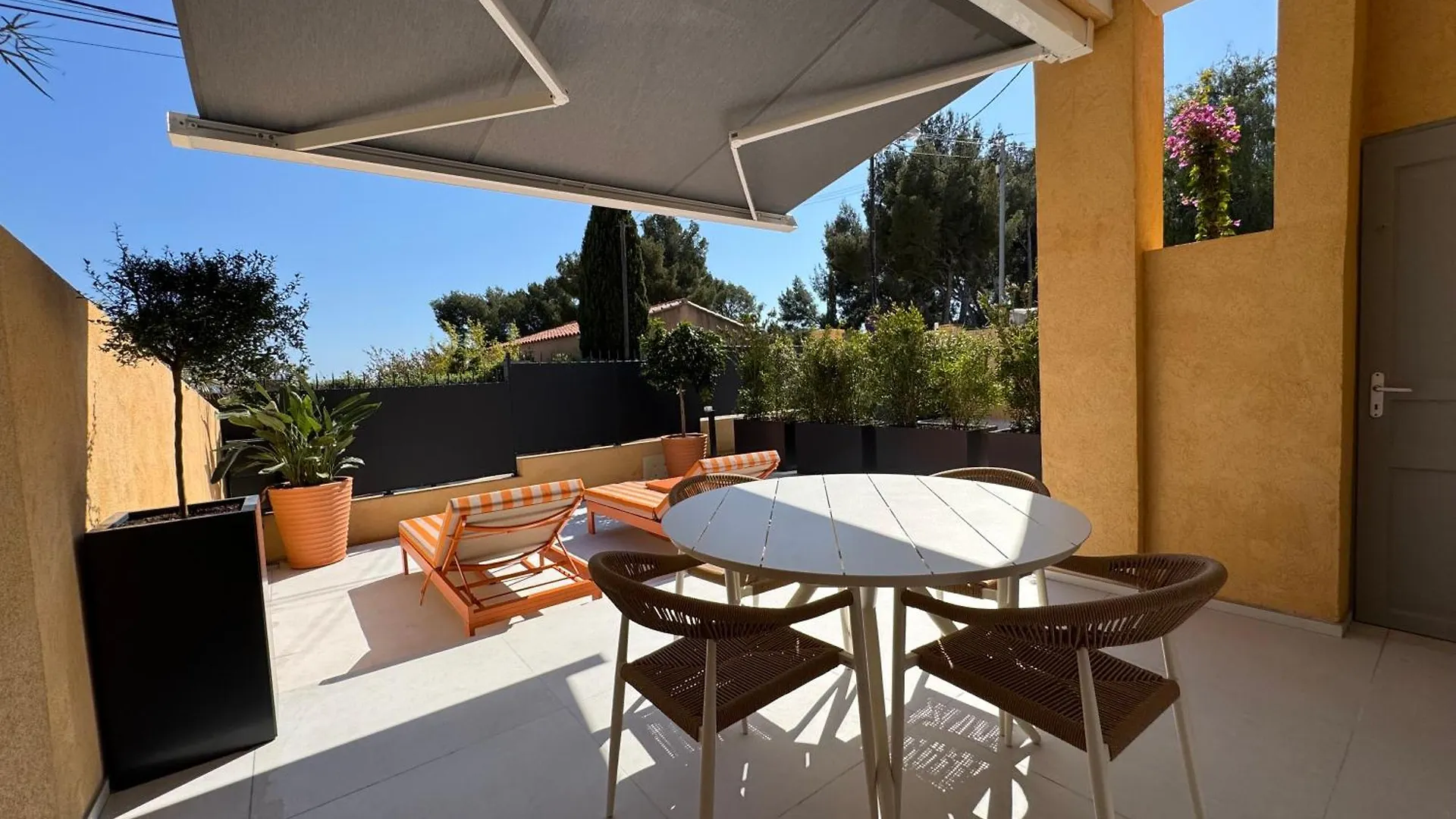 Apartment A 5 Min A Pied De La Plage Et 10 Min Du Port, T2 Vue Mer Avec Vaste Terrasse Et Parking Prive - Prestations Haut De Gamme Sanary-sur-Mer France